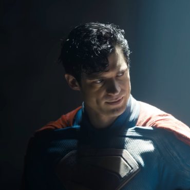 Nesta quinta-feira (22), a Warner Bros. divulgou um teaser inédito do aguardado filme Superman, dirigido por James Gunn.
