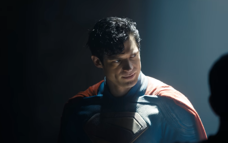 Nesta quinta-feira (22), a Warner Bros. divulgou um teaser inédito do aguardado filme Superman, dirigido por James Gunn.
