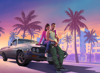 A imagem mostra dois personagens principais de *Grand Theft Auto VI* (GTA VI) em uma cena vibrante e colorida. Eles estão posando na frente de um carro antigo, enquanto o fundo apresenta palmeiras e prédios de estilo retrô. O homem, que usa uma camiseta sem mangas e calças largas, segura uma arma, enquanto a mulher está sentada no capô do carro, com um visual moderno e descontraído. O cenário lembra a atmosfera de uma cidade costeira com uma mistura de cores quentes no céu ao fundo.