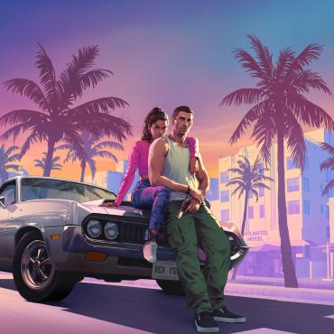 A imagem mostra dois personagens principais de *Grand Theft Auto VI* (GTA VI) em uma cena vibrante e colorida. Eles estão posando na frente de um carro antigo, enquanto o fundo apresenta palmeiras e prédios de estilo retrô. O homem, que usa uma camiseta sem mangas e calças largas, segura uma arma, enquanto a mulher está sentada no capô do carro, com um visual moderno e descontraído. O cenário lembra a atmosfera de uma cidade costeira com uma mistura de cores quentes no céu ao fundo.