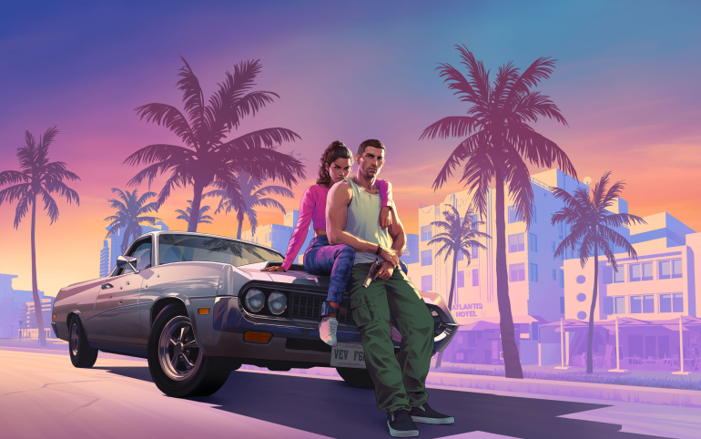 A imagem mostra dois personagens principais de *Grand Theft Auto VI* (GTA VI) em uma cena vibrante e colorida. Eles estão posando na frente de um carro antigo, enquanto o fundo apresenta palmeiras e prédios de estilo retrô. O homem, que usa uma camiseta sem mangas e calças largas, segura uma arma, enquanto a mulher está sentada no capô do carro, com um visual moderno e descontraído. O cenário lembra a atmosfera de uma cidade costeira com uma mistura de cores quentes no céu ao fundo.
