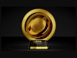 Em pleno verão dos Estados Unidos, durante o Mundial de Clubes da FIFA 2025, um som familiar ecoava das arquibancadas, telões e transmissões: “na-na-na-na-na-na-na-na…” Era “Freed From Desire”, da italiana Gala, oficialmente escolhida como trilha sonora do torneio. O hit lançado em 1996 ressurgiu com força total e conquistou uma nova geração de fãs, se tornando um verdadeiro um hino do futebol.