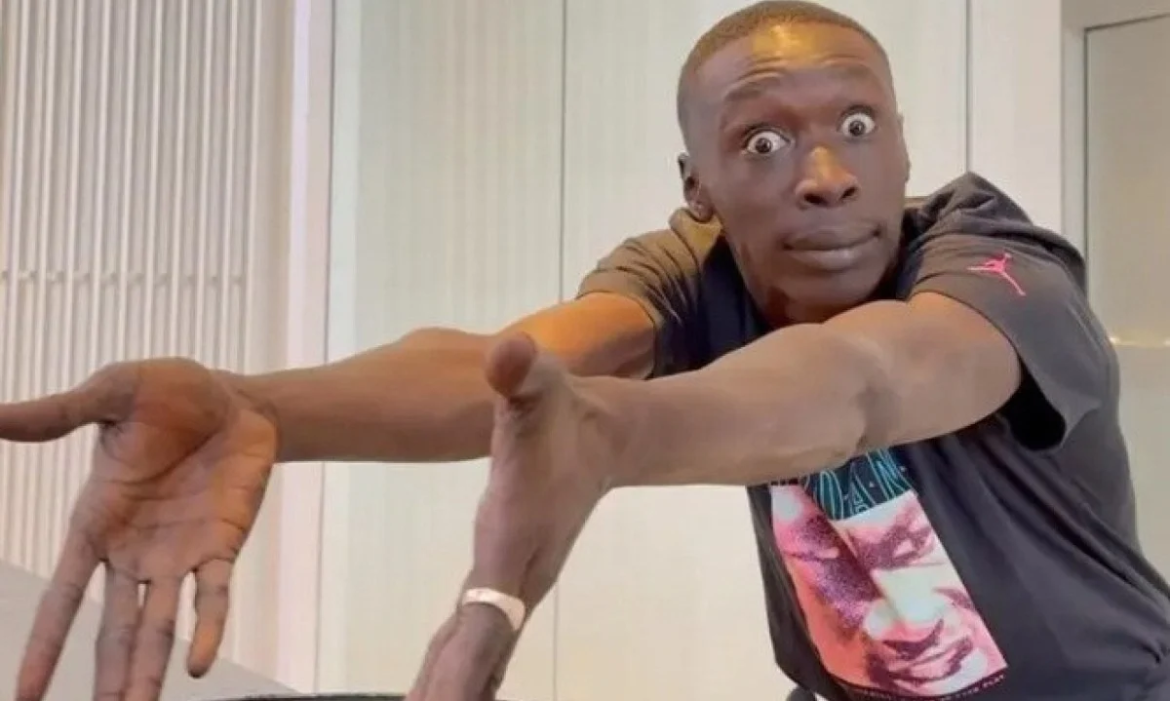 O influenciador Khaby Lame, sensação do TikTok com mais de 162 milhões de seguidores, enfrentou problemas com a imigração dos Estados Unidos.