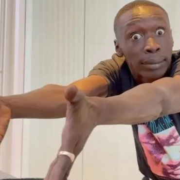 O influenciador Khaby Lame, sensação do TikTok com mais de 162 milhões de seguidores, enfrentou problemas com a imigração dos Estados Unidos.