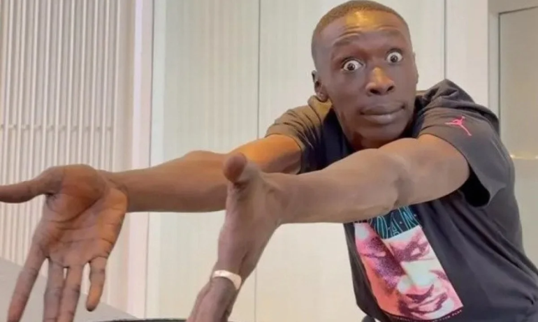 O influenciador Khaby Lame, sensação do TikTok com mais de 162 milhões de seguidores, enfrentou problemas com a imigração dos Estados Unidos.