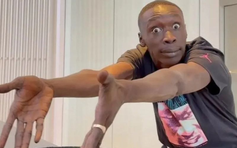 O influenciador Khaby Lame, sensação do TikTok com mais de 162 milhões de seguidores, enfrentou problemas com a imigração dos Estados Unidos.