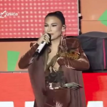 Simone Mendes segura galinha dada por fã