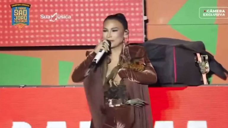 Simone Mendes segura galinha dada por fã