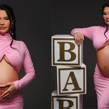 aissa Barbosa grávida posa para ensaio fotográfico usando vestido rosa justo com recorte na barriga. Em uma das fotos, ela forma um coração com as mãos sobre o ventre; na outra, apoia a mão em blocos decorativos que formam a palavra "BABY". O cenário tem fundo preto e iluminação suave, destacando a silhueta da gestante.