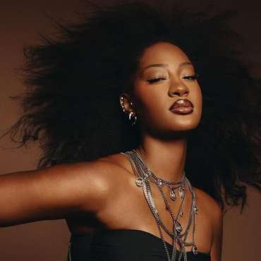 A cantora nigeriana Tems foi confirmada nesta terça-feira (25) no line-up do AFROPUNK Brasil 2025, que acontece nos dias 8 e 9 de novembro, no Parque de Exposições, em Salvador. A artista, um dos principais nomes do R&B e Afrobeat da atualidade, vem ao país pela primeira vez como parte da turnê de seu aguardado álbum de estreia, Born In The Wild.