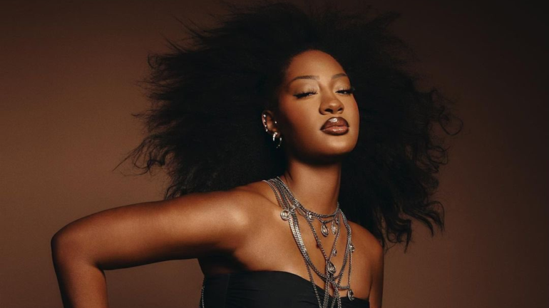 A cantora nigeriana Tems foi confirmada nesta terça-feira (25) no line-up do AFROPUNK Brasil 2025, que acontece nos dias 8 e 9 de novembro, no Parque de Exposições, em Salvador. A artista, um dos principais nomes do R&B e Afrobeat da atualidade, vem ao país pela primeira vez como parte da turnê de seu aguardado álbum de estreia, Born In The Wild.
