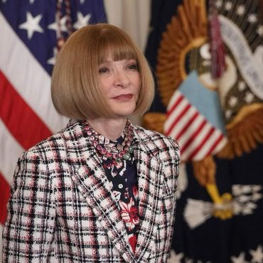 Em uma reunião nesta quinta-feira, Anna Wintour, de 75 anos, anunciou sua saída do comando da edição americana da Vogue, função que ocupa desde 1988. A informação foi confimada pela revista à CNN.