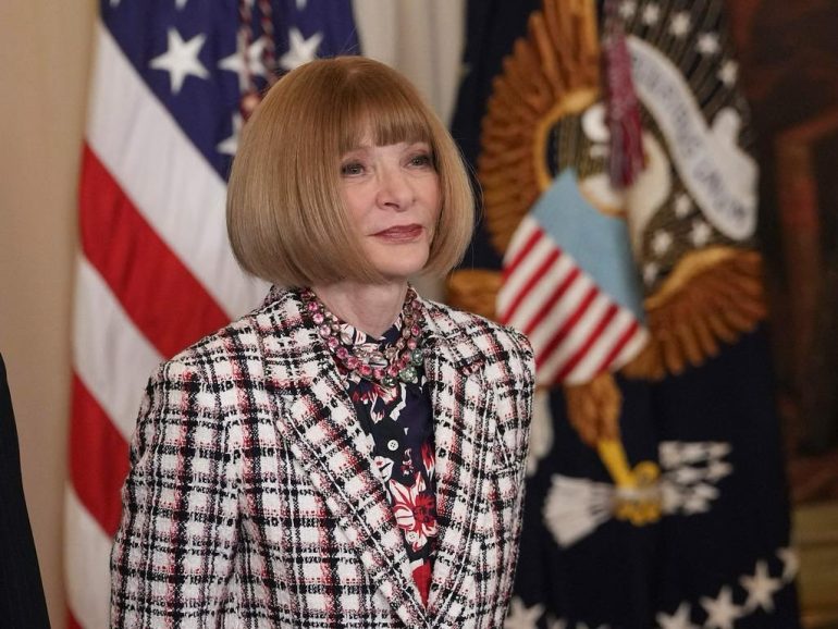 Em uma reunião nesta quinta-feira, Anna Wintour, de 75 anos, anunciou sua saída do comando da edição americana da Vogue, função que ocupa desde 1988. A informação foi confimada pela revista à CNN.