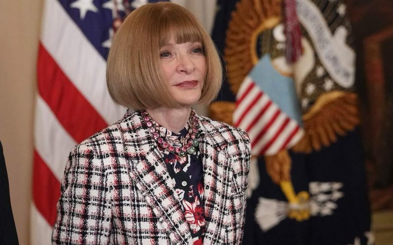 Em uma reunião nesta quinta-feira, Anna Wintour, de 75 anos, anunciou sua saída do comando da edição americana da Vogue, função que ocupa desde 1988. A informação foi confimada pela revista à CNN.