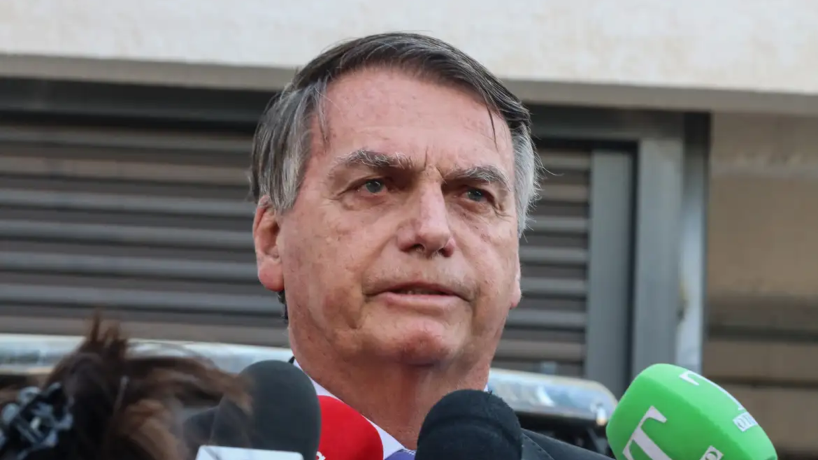 Jair Bolsonaro dando entrevista