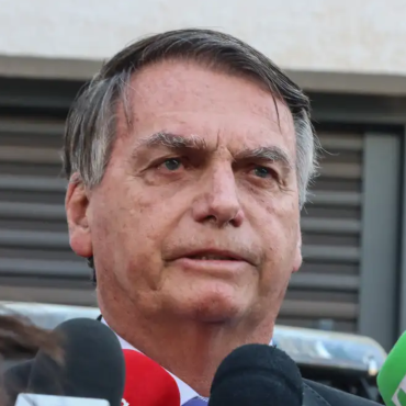 Jair Bolsonaro dando entrevista
