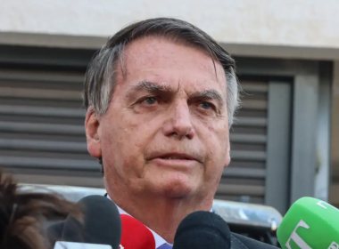 Jair Bolsonaro dando entrevista