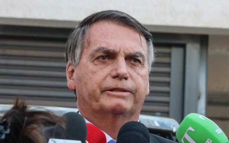 Jair Bolsonaro dando entrevista
