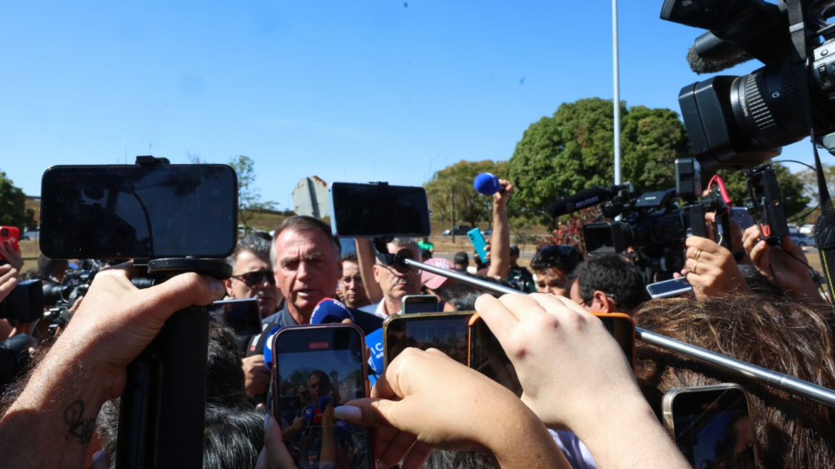 Bolsonaro dá entrevista sobre tornozeleira entrevista