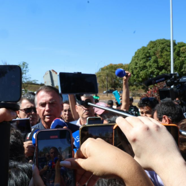 Bolsonaro dá entrevista sobre tornozeleira entrevista