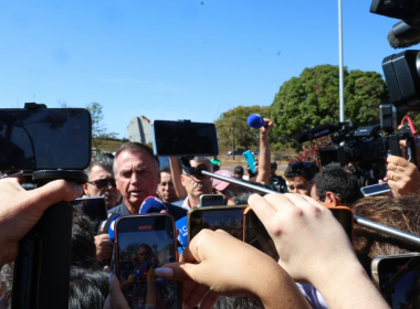 Bolsonaro dá entrevista sobre tornozeleira entrevista
