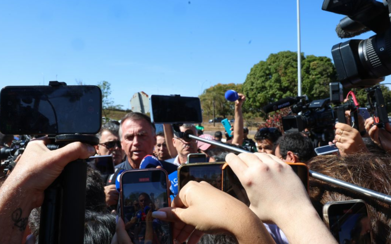 Bolsonaro dá entrevista sobre tornozeleira entrevista