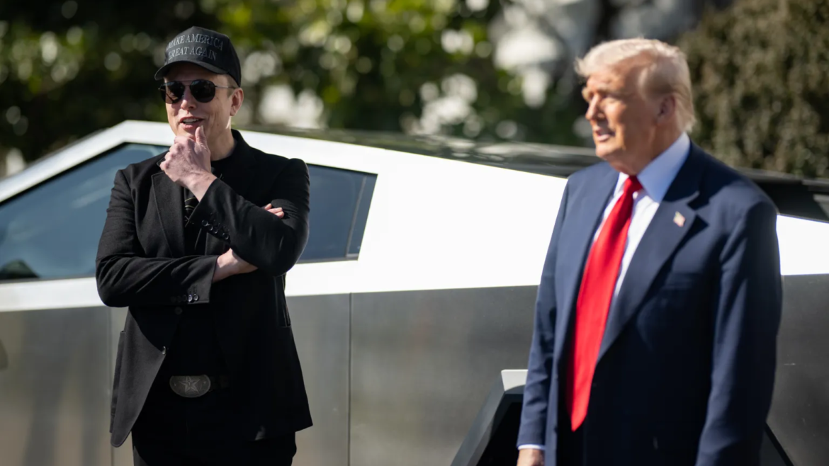 Elon Musk e Donald Trump em frente a uma caminhonete Cybertruck; Musk usa boné "Make America Great Again" e está com os braços cruzados, enquanto Trump veste terno azul com gravata vermelha.