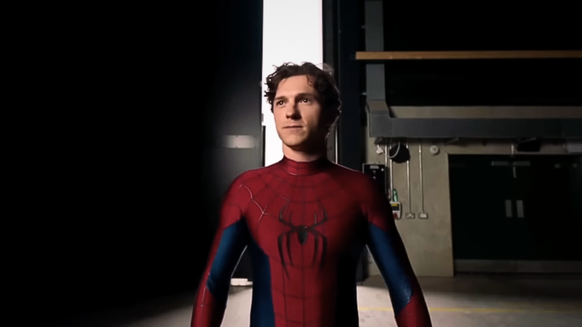 Tom Holland vestido com o novo traje do Homem-Aranha em teaser de Homem-Aranha: Um Novo Dia, divulgado pela Marvel e Sony."
