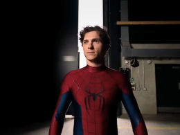 Tom Holland vestido com o novo traje do Homem-Aranha em teaser de Homem-Aranha: Um Novo Dia, divulgado pela Marvel e Sony."