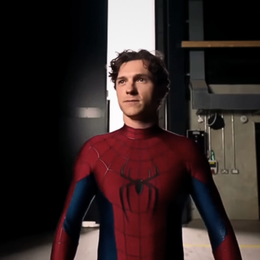 Tom Holland vestido com o novo traje do Homem-Aranha em teaser de Homem-Aranha: Um Novo Dia, divulgado pela Marvel e Sony."